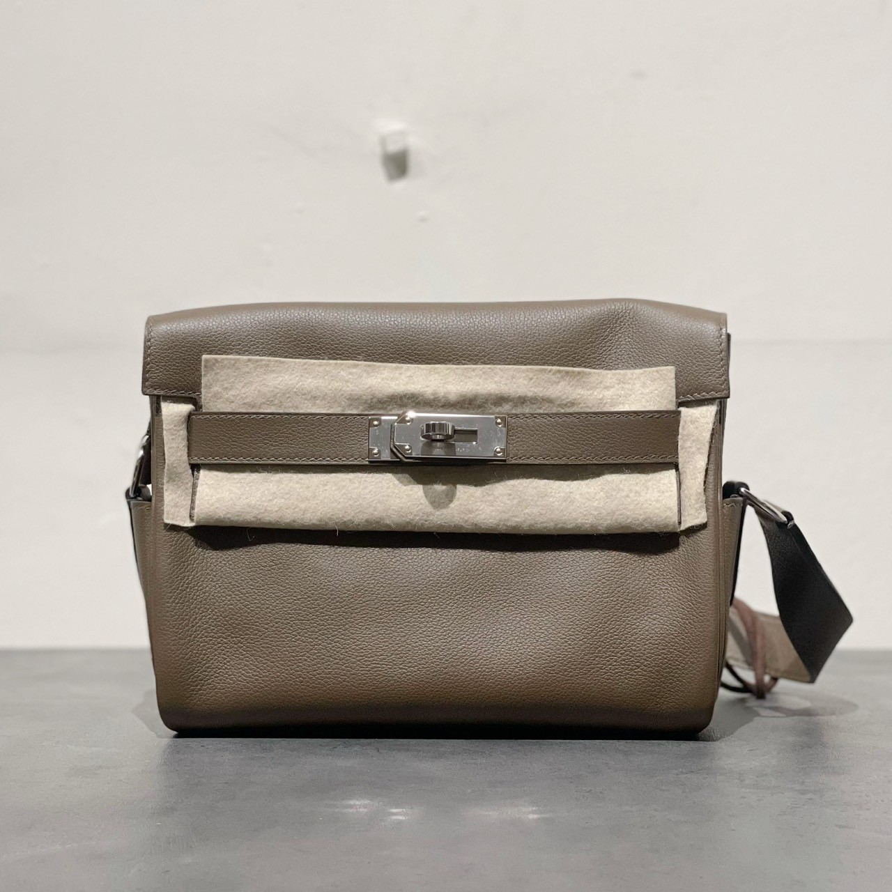 【HERMES 】使い勝手抜群！メッセンジャーバッグ カーキ 緊急入荷】HERMES Kelly Messenger Bag メッセンジャー バッグ