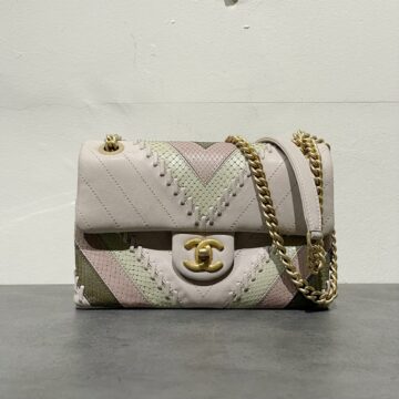 シャネル　CHANEL　マトラッセ　Vステッチ　バッグ