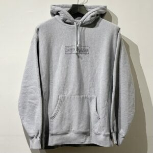 シュプリーム　Supreme　KAWS チョークロゴ プルオーバー　アパレル