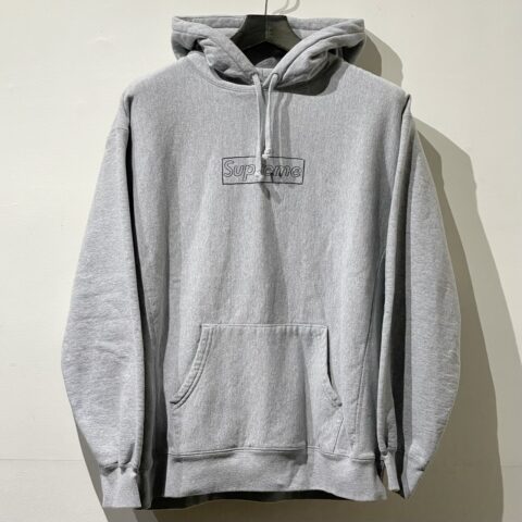 シュプリーム　Supreme　KAWS チョークロゴ プルオーバー　アパレル